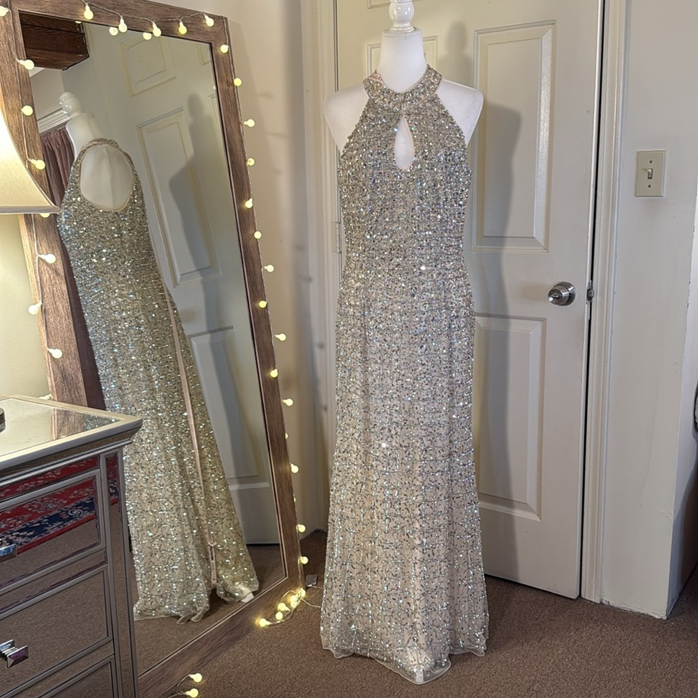 MAC DUGGAL
Silver Embellished Halter Neck Keyhole Gown - Picture 5 of 17